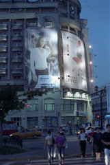 Gebaeuded mit Werbung an der Fassade  Bukarest