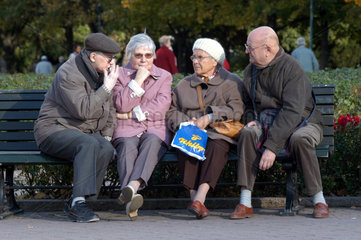 Rentner auf einer Parkbank  Berlin