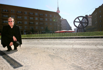 Thomas Flierl am Rosa Luxemburg Denkmal