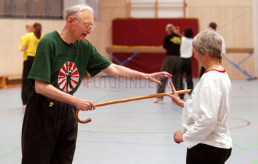 Senioren trainieren Stockkampf