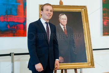 Berlin  Deutschland  Pierce Bush neben dem Ehrenbuerger-Portrait von George Bush
