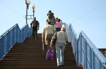 Brest  Weissrussland  Menschen auf einer Fussgaengerbruecke