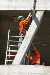 Berlin  Deutschland  Bauarbeiter auf einer Baustelle