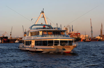 Das Ausflugsschiff Hamburg im Hamburger Hafen