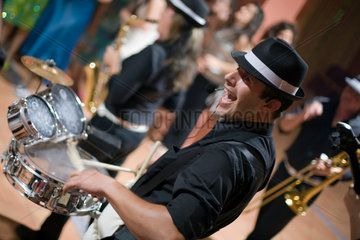 Sevilla  Spanien  Brass Band spielt waehrend einer Hochzeitsfeier