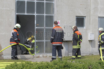Harrislee  Deutschland  Feuerwehrmaenner ueben in der Landesfeuerwehrschule Schleswig-Holstein