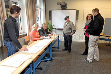 Flensburg  Deutschland  Waehler im Wahllokal anlaesslich der Bundestagswahl 2013