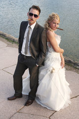Berlin  Deutschland  ein Brautpaar posiert mit Zigarre als Mafiapaerchen