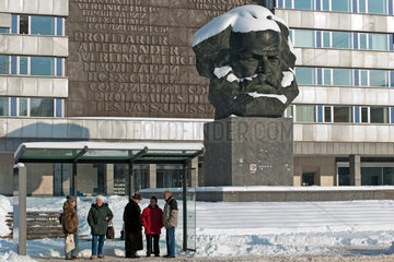 Chemnitz  Deutschland  Schnee bedeckt Teile des Marx Monumentes in Chemnitz