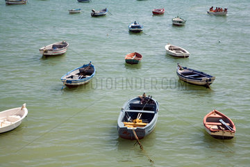 Spanien  festgemachte Boote in der Bucht von Cadiz