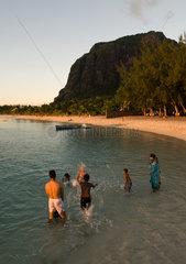 Menschen baden am Strand von La Morne Brabant (Mauritius)