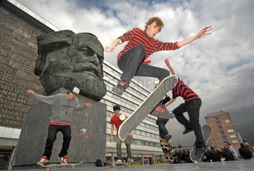 Chemnitz  Deutschland  jugendliche Skateboarder vor dem Karl Marx Monument