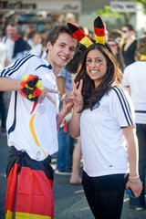 Berlin  Deutschland  junges Paar feiert den Achtelfinalsieg
