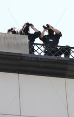 Berlin  Deutschland  Scharfschuetzen der Berliner Polizei auf einem Dach