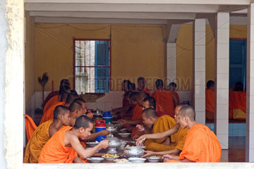 Phnom Penh  Kambodscha  buddhistische Moenche essen gemeinsam eine Mahlzeit