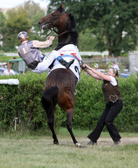 Hamburg  Deutschland  Aufbaeumendes Pferd versucht seinen Jockey abzuwerfen