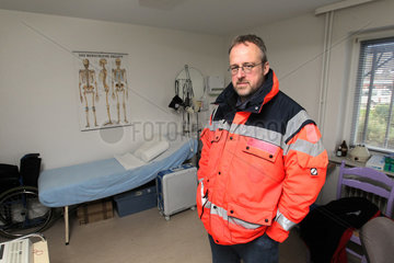 Hallig Hooge  Deutschland  Krankenpfleger Frank Timrott in der Sanitaetsstation auf Hallig Hooge