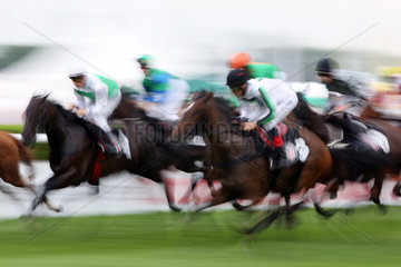 Hamburg  Deutschland  Pferde und Jockeys waehrend eines Galopprennens in Aktion