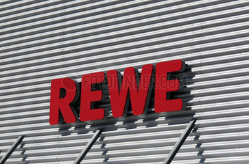Berlin  Deutschland  Schriftzug des Supermarktes REWE
