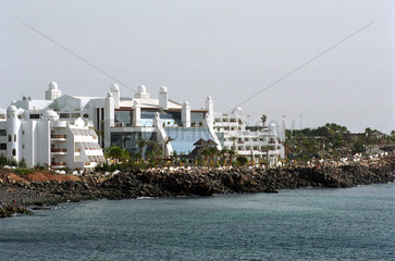 Playa Blanca  Spanien  Hotelburgen an der Atlantikkueste
