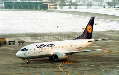 Flugzeug der Lufthansa auf dem Flughafen Stuttgart-Echterdingen