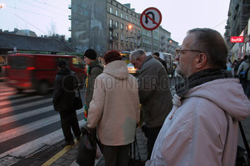 Posen  Polen  Passanten an einer Hauptstrasse warten auf gruen