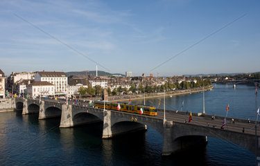 Basel  Schweiz  die Mittlere Bruecke am Rheinufer