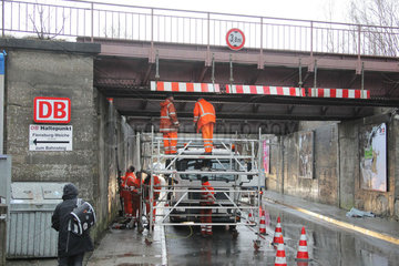 Flensburg  Deutschland  Bauarbeiter kontrollieren eine Eisenbahnbruecke auf ihren Zustand