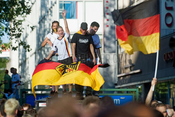 Berlin  Deutschland  Fans jubeln und schreien mit Flagge nach dem Achtelfinalsieg fuer Deutschland