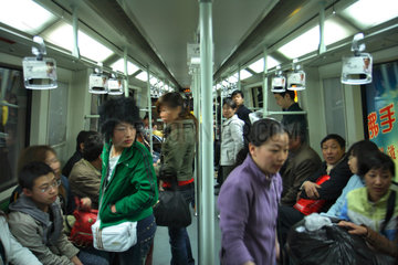 Shanghai  Fahrgaeste in der U-Bahn