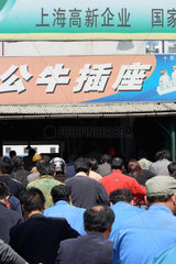 Shanghai  Arbeiter gehen von der Faehre an Land
