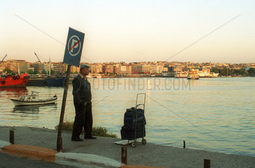 Mann am Abend an der Bosporus-Meeresenge in Istanbul