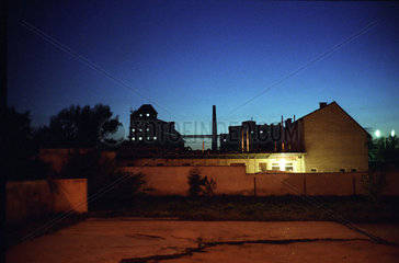 Nachtaufnahme einer Fabrik  Polen