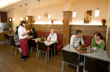 Brakel  Deutschland  Kunden werden im Cafe bedient