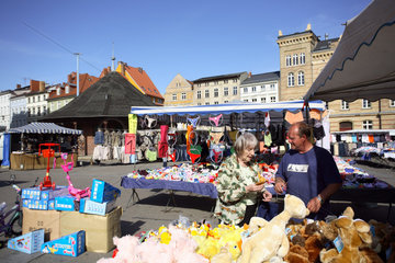 Marktstaende auf dem Neuer Markt in Stralsund