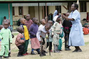 Kenia  Kinder spielen mit ihren Betreuerinnen