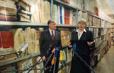 Horst Koehler und Marianne Birthler in der Stasi-Zentrale in Berlin-Lichtenberg