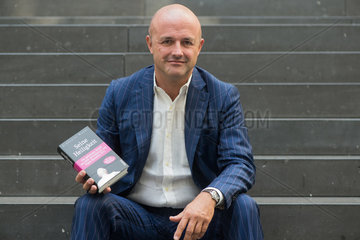 Berlin  Deutschland  Autor Gianluigi Nuzzi mit seinem Buch Seine Heiligkeit