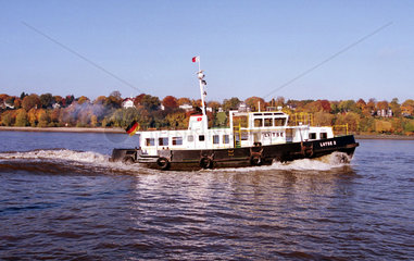 Hamburg  Deutschland  ein Lotsenboot auf der Elbe