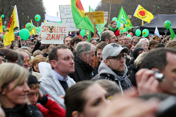 Berlin  Deutschland  Menschen bei einer Anti-Atomkraft-Demonstration