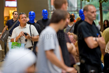 Berlin  Deutschland  die Blue Man Group laeuft durch die Potsdamer Platz Arkaden