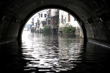 Suzhou  auf einem Kanal unter einer Bruecke