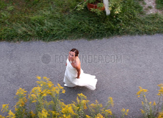 Braut auf dem Weg zum Festsaal