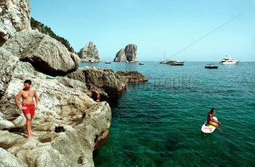Capri  Menschen an einem felsigen Strand