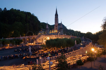 Abendliche Lichterprozession in Lourdes  Frankreich