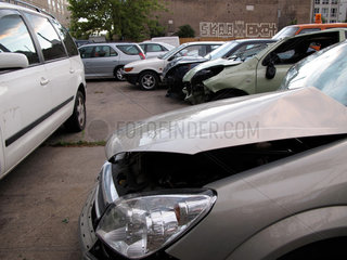 Berlin  Deutschland  Unfallautos auf dem Parkplatz eines Autohaendlers