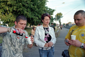 Russische Jugendliche trinken Wodka  Kaliningrad  Russland