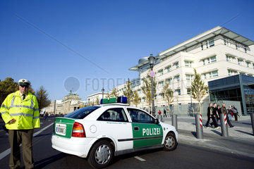 Polizist vor der US-Botschaft in Berlin