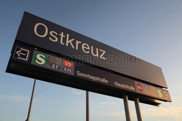 Berlin  Deutschland  S-Bahnschild Ostkreuz am Bahnsteig