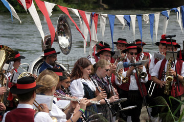 Bamberg  Musiker auf der Sandkerwa an der Regnitz